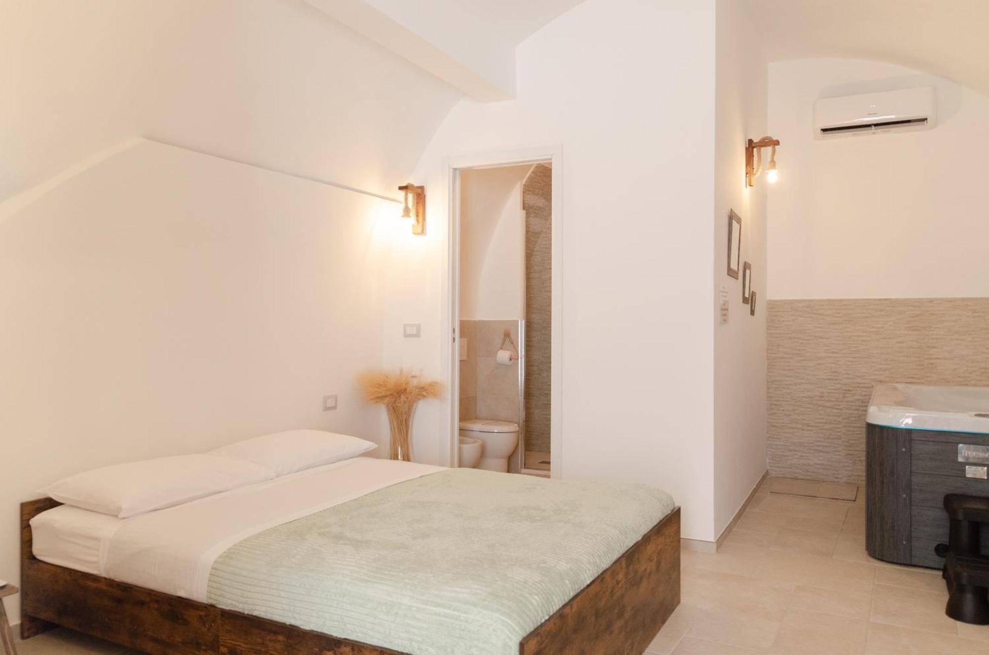 Aca Suite Luxury With Jacuzzi Adelfia Exterior photo