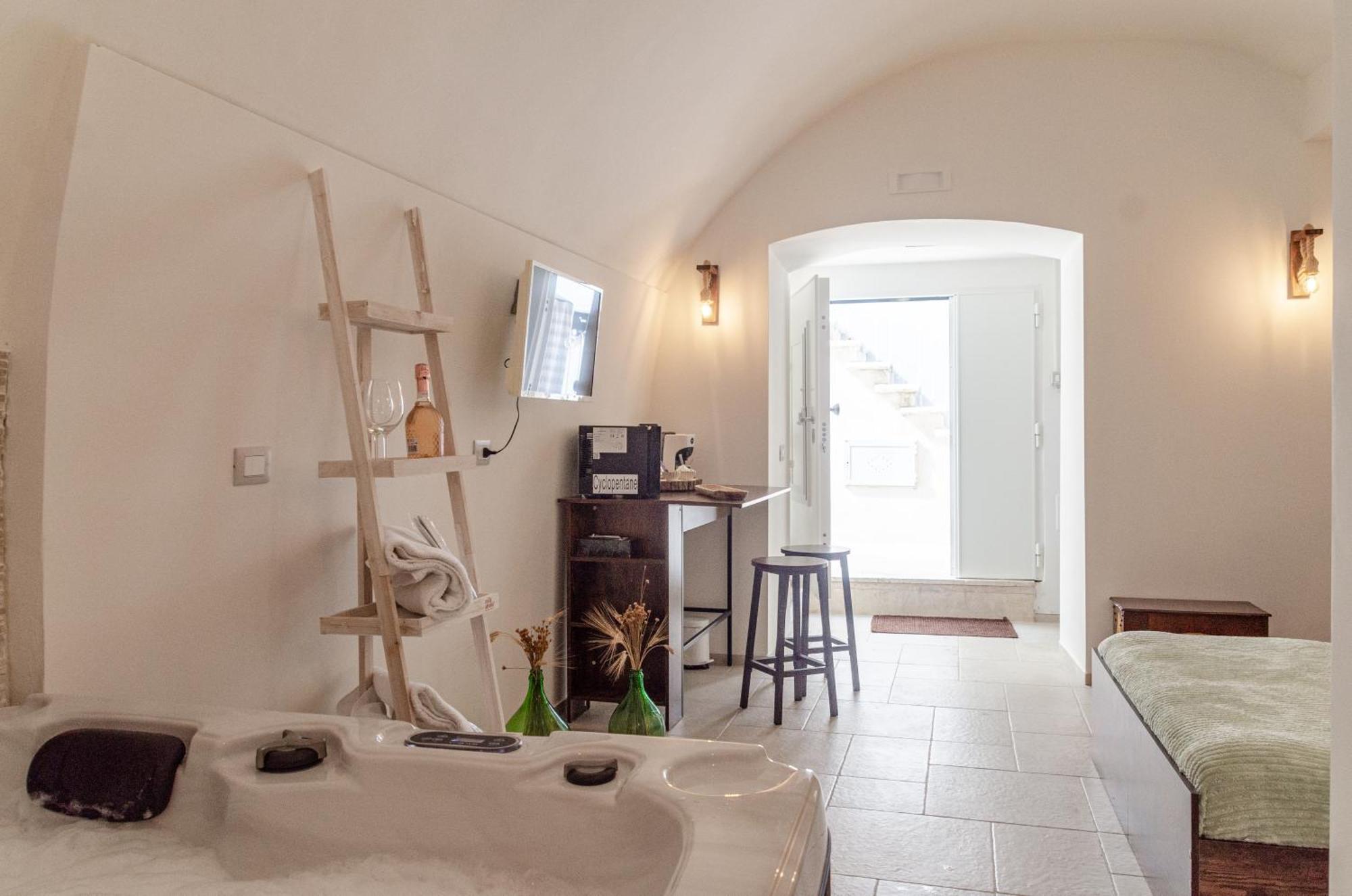 Aca Suite Luxury With Jacuzzi Adelfia Exterior photo